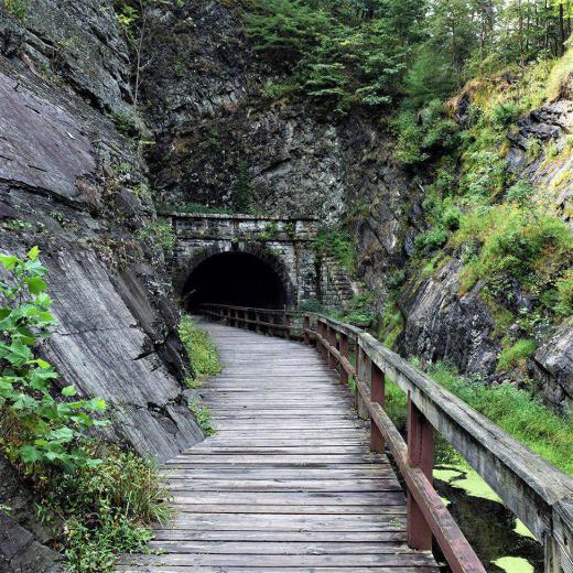 تونل‌ها میگویند،.. همیشه راهی هست ….. حتی در دل سنگ …!